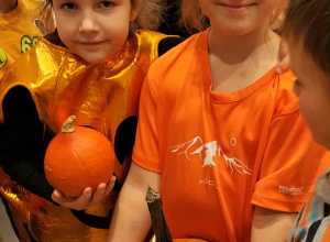 Dzień Dyni, to okazja do wspaniałej zabawy!  Zachęcamy do obejrzenia fotorelacji:  https://drive.google.com/drive/folders/1Ig6TLWE15T_ra-HX-pXI_pQlD4Vb42EJ?usp=sharing