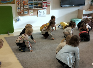 W "Dniu Jeża" zostaliśmy zaproszeni na zajęcia integracyjne do grupy Jeżyki. Wspólnie oglądaliśmy film edukacyjny, rozmawialiśmy o życiu jeży, a także bawiliśmy się w jeżykowe zabawy.