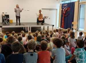 Uczestniczyliśmy w koncercie muzycznym i poznaliśmy instrument smyczkowy: wiolonczelę. Koncert był pod hasłem "Pan listopad gra na basie".