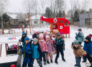Zabawy Jeżyków w ogrodzie przedszkolnym podczas pierwszego opadu śniegu