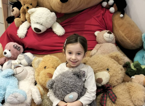 Dzień Misia był okazją do przytulania i głaskania ogromnego Misia, który tego dnia został przyniesiony do naszej sali.