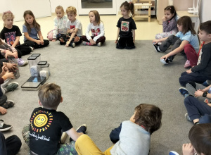 W naszej grupie odbyły się zajęcia dotyczące gospodarki odpadami i segregacji odpadów.