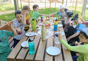 Podwieczorek w ogrodzie
