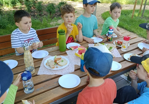 Podwieczorek w ogrodzie